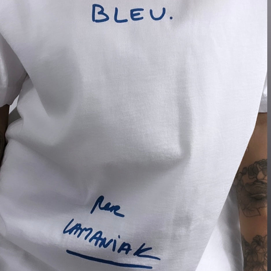 LE T-shirt bleu mais blanc