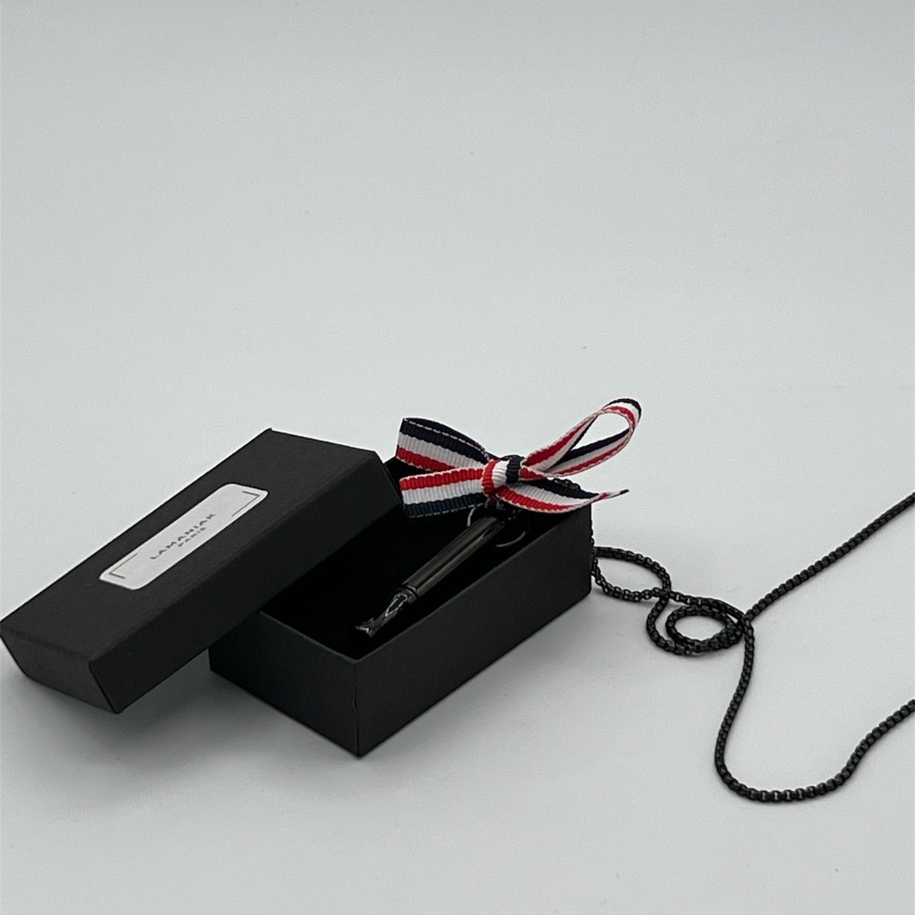 Collier STOP LA CLOPE et STOP LE GRIGNOTAGE LAMANIAK Paris Collier STOP LA CLOPE et STOP LE GRIGNOTAGE LAMANIAK Paris