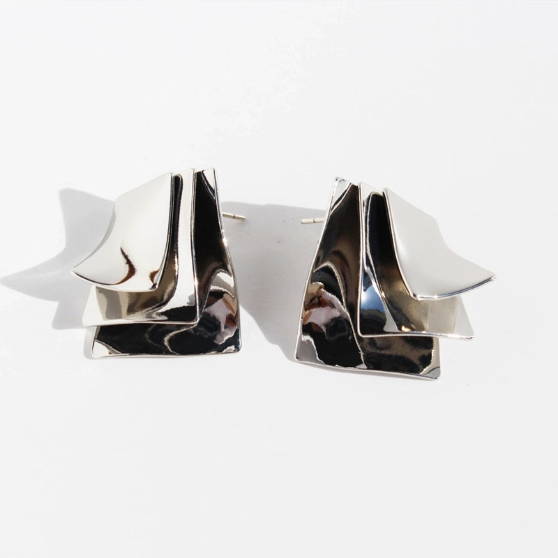 Détail boucles d'oreilles LES GOBELINS – finition dorée, bijou parisien intemporel LAMANIAK Paris