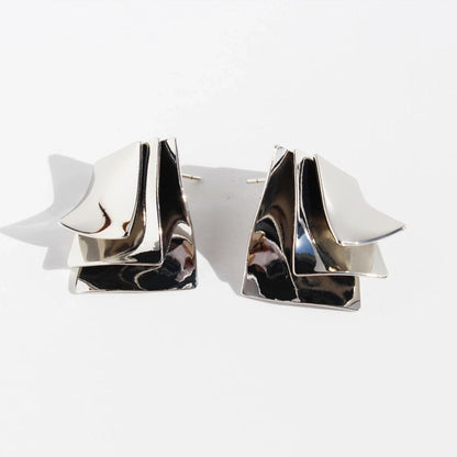 Détail boucles d'oreilles LES GOBELINS – finition dorée, bijou parisien intemporel LAMANIAK Paris