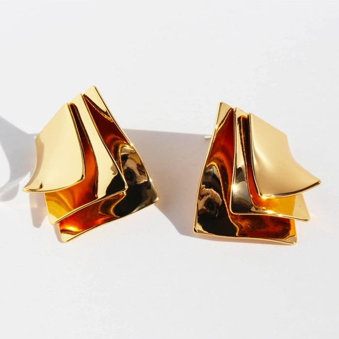 Boucles d'oreilles LES GOBELINS portées – bijou sculptural doré femme, LAMANIAK Paris