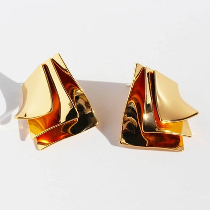 Boucles d'oreilles LES GOBELINS portées – bijou sculptural doré femme, LAMANIAK Paris