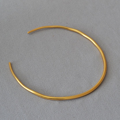 Collier PYRAMIDES LAMANIAK Paris – bijou minimaliste ras du cou en laiton plaqué or 24 carats