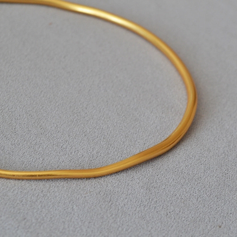 Collier PYRAMIDES doré porté – collier fin minimaliste femme LAMANIAK Paris