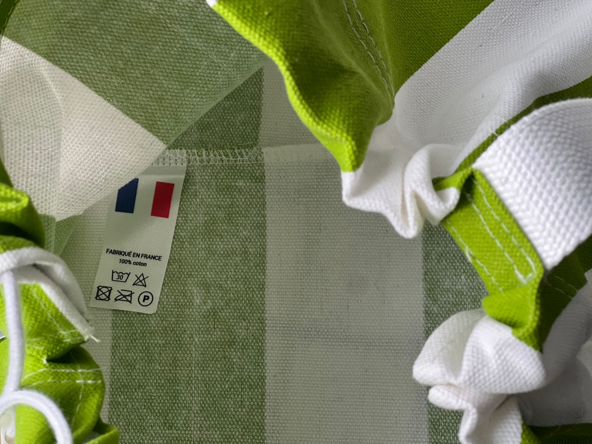 sac été tendance 2026 pour la plage en toile 100% coton rayé vert et blanc qui s'appelle LA ROCHELLE fait main à Paris par LAMANIAK