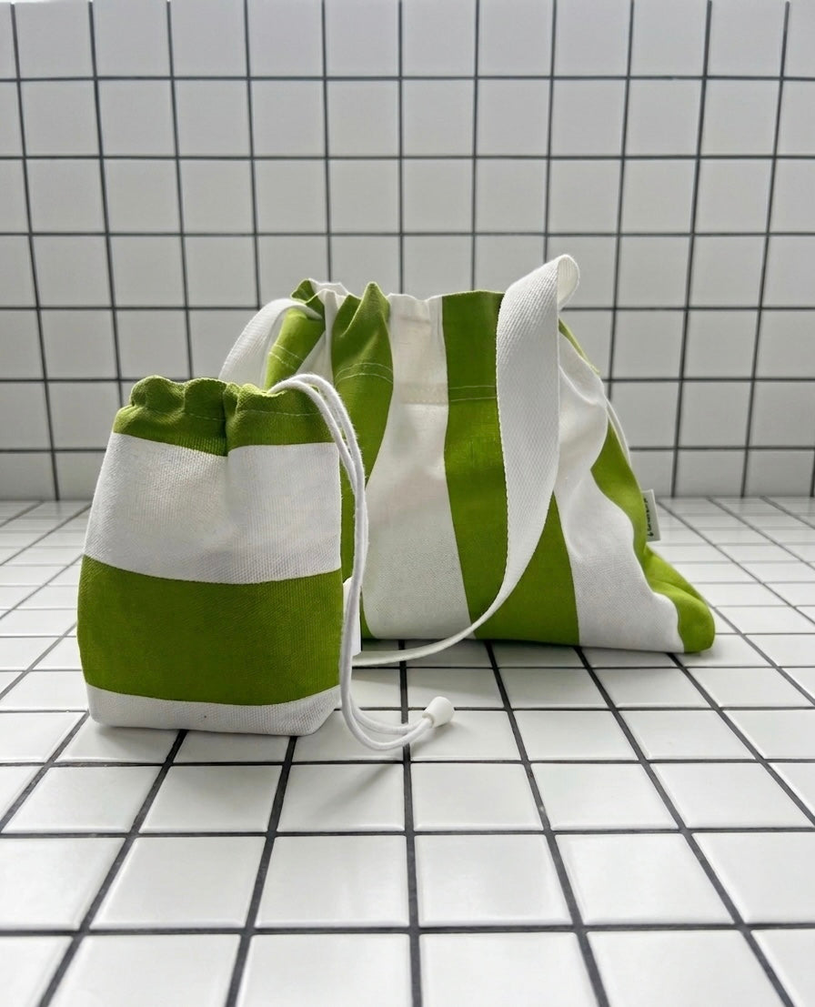 Ensemble sac et pochette en toile 100% coton rayé vert et blanc qui s'appelle LA ROCHELLE fait main à Paris par LAMANIAK
