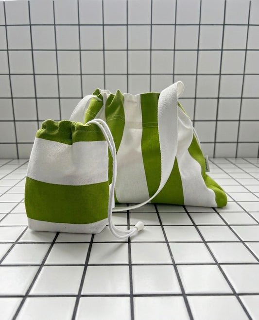 Ensemble sac et pochette en toile 100% coton rayé vert et blanc qui s'appelle LA ROCHELLE fait main à Paris par LAMANIAK