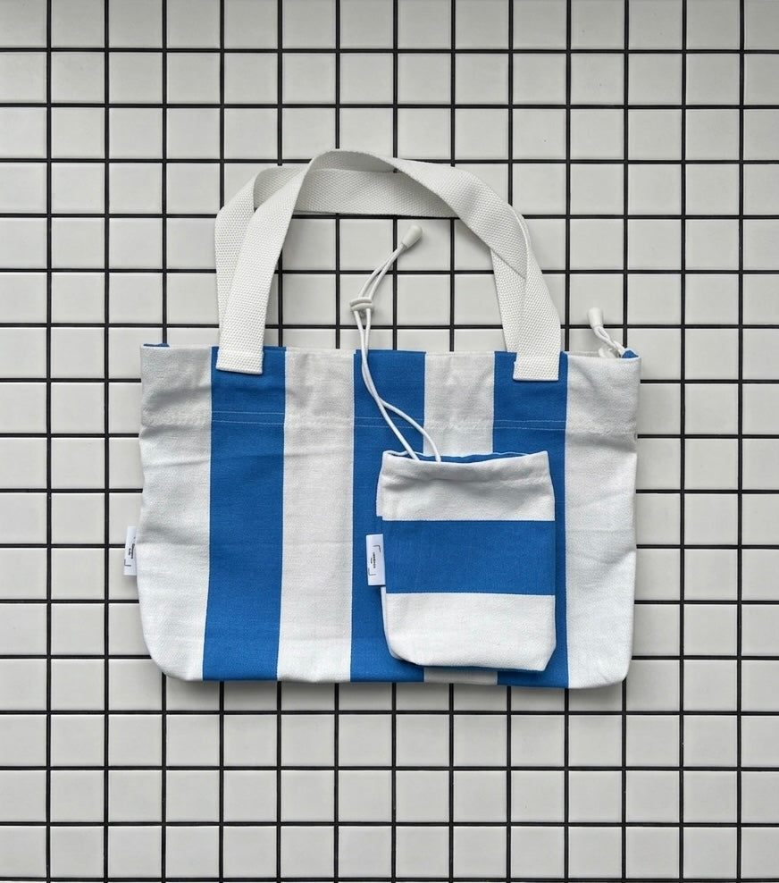 Ensemble sac et pochette en toile 100% coton rayé bleu et blanc s'appelle MARSEILLE ait main à Paris par LAMANIAK avec amour