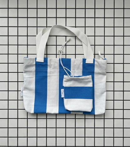 Ensemble sac et pochette en toile 100% coton rayé bleu et blanc s'appelle MARSEILLE ait main à Paris par LAMANIAK avec amour
