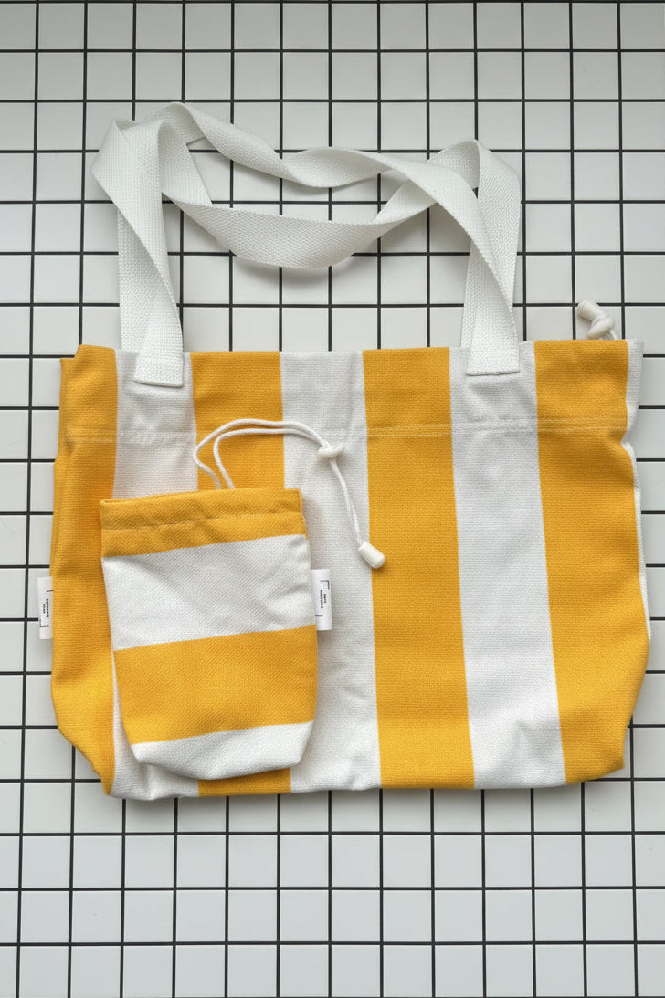 Ensemble sac et pochette en toile 100% coton rayé jaune et blanc s'appelle ST-TROPEZ fait main à Paris par LAMANIAK avec amour