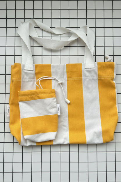 Ensemble sac et pochette en toile 100% coton rayé jaune et blanc s'appelle ST-TROPEZ fait main à Paris par LAMANIAK avec amour