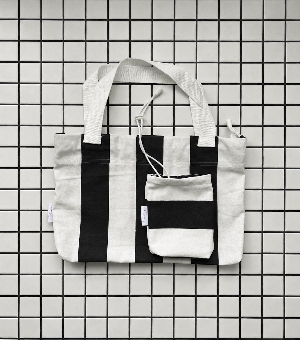 Ensemble sac et pochette en toile 100% coton rayé noir et blanc fait main à Paris par LAMANIAK