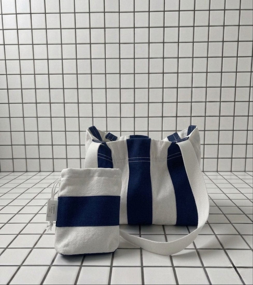 Ensemble sac et pochette en toile 100% coton rayé bleu marine et blanc s'appelle DEAUVILLE fait main à Paris par LAMANIAK