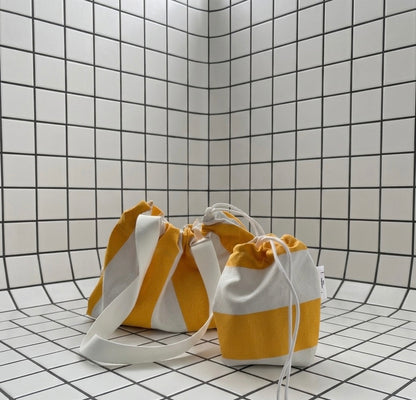Ensemble sac et pochette en toile 100% coton rayé jaune et blanc s'appelle ST-TROPEZ fait main à Paris par LAMANIAK