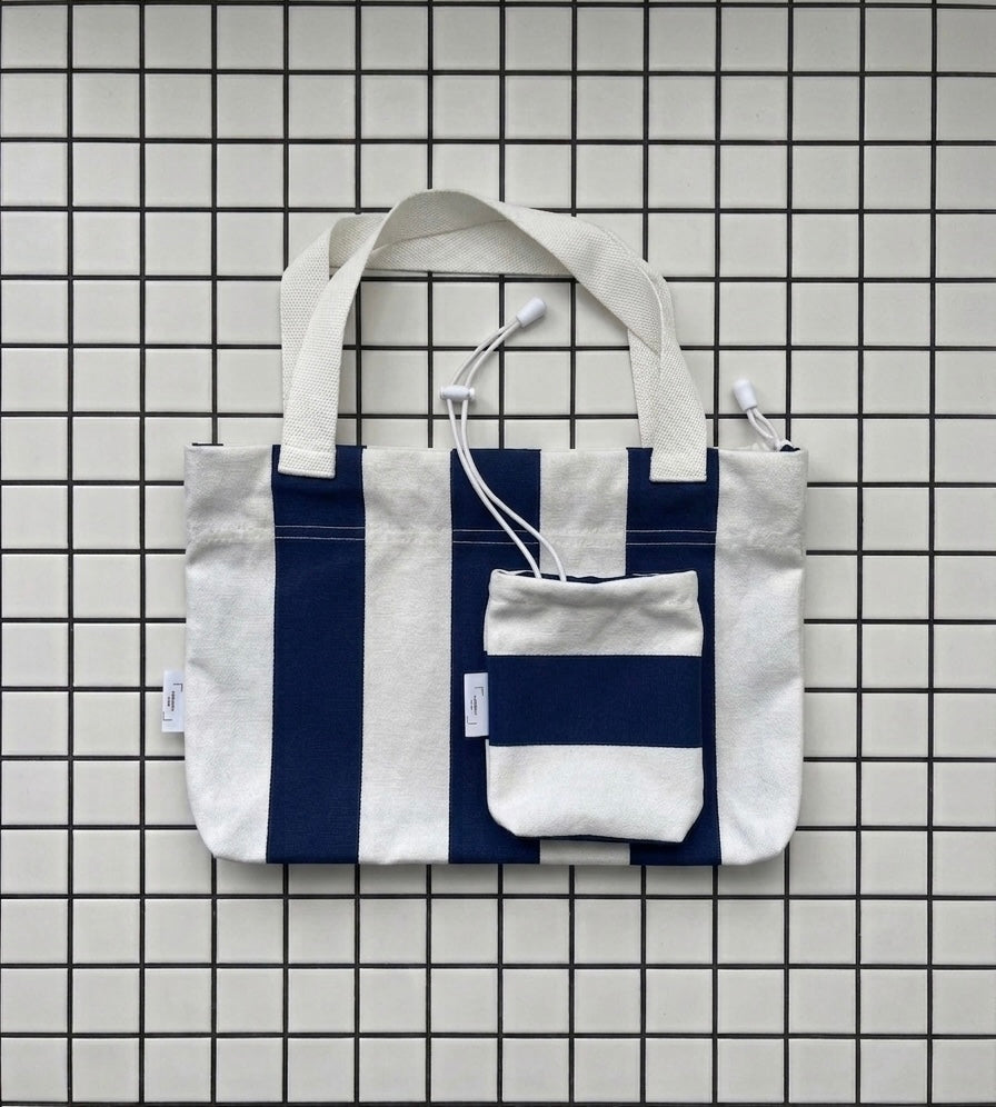 Ensemble sac et pochette en toile 100% coton rayé bleu marine et blanc s'appelle DEAUVILLE fait main à Paris par LAMANIAK avec amour