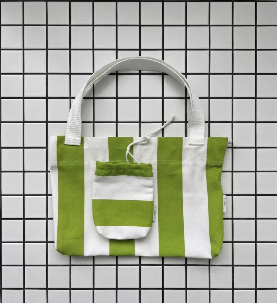 Ensemble sac et pochette en toile 100% coton rayé vert et blanc qui s'appelle LA ROCHELLE fait main à Paris par LAMANIAK avec amour 
