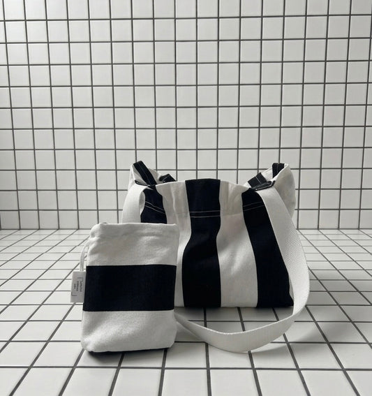 Ensemble sac et pochette en toile 100% coton noir et blanc rayé fait main à Paris par LAMANIAK