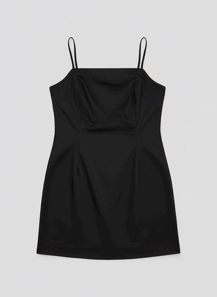 La robe noire parfaite ni trop courte ni trop longue crée par LAMANIAK avec fines bretelles et poches latérales