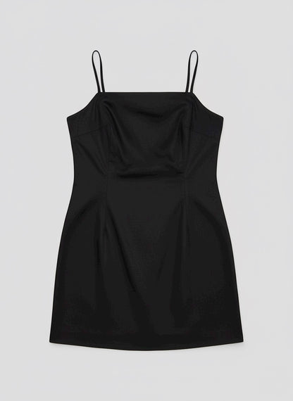 La robe noire parfaite ni trop courte ni trop longue crée par LAMANIAK avec fines bretelles et poches latérales