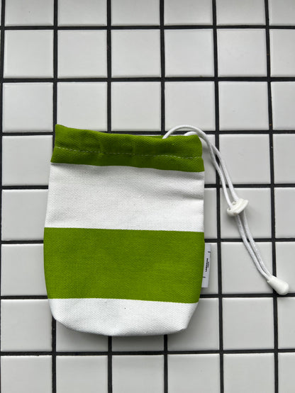 pochette porte-bouteille été tendance 2026 pour la plage en toile 100% coton rayé vert et blanc qui s'appelle LA ROCHELLE fait main à Paris par LAMANIAK