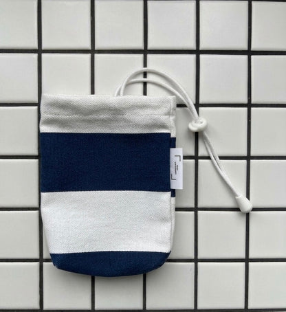Pochette en toile 100% coton rayé bleu marine et blanc s'appelle DEAUVILLE fait main à Paris par LAMANIAK