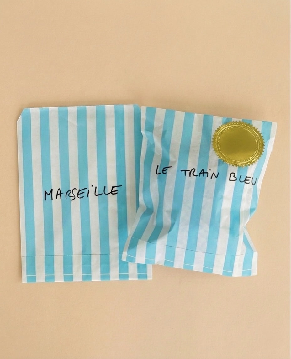 une pochette surprise bleue comme la piscine 