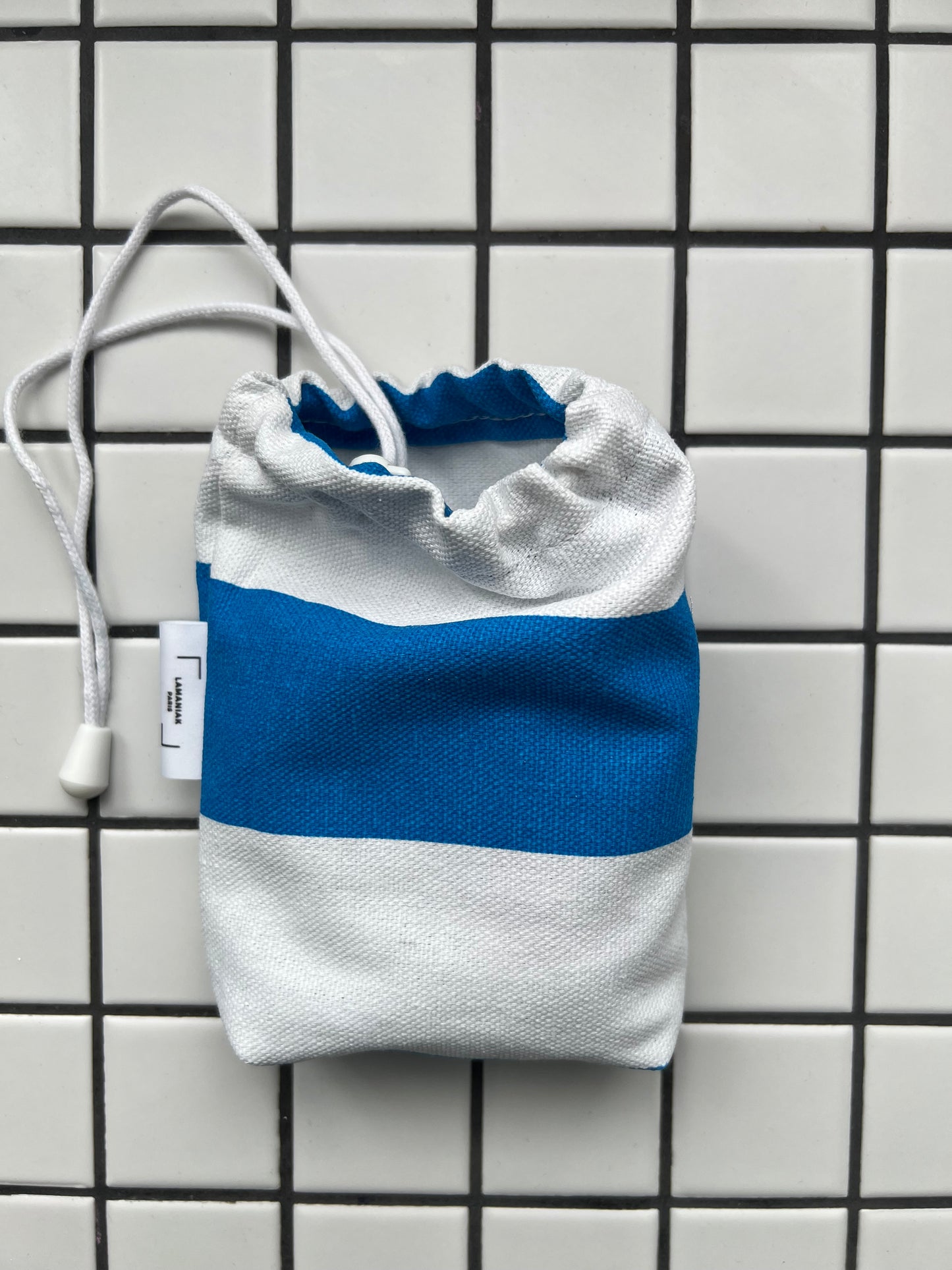 Pochette en toile 100% coton rayé bleu et blanc s'appelle MARSEILLE ait main à Paris par LAMANIAK