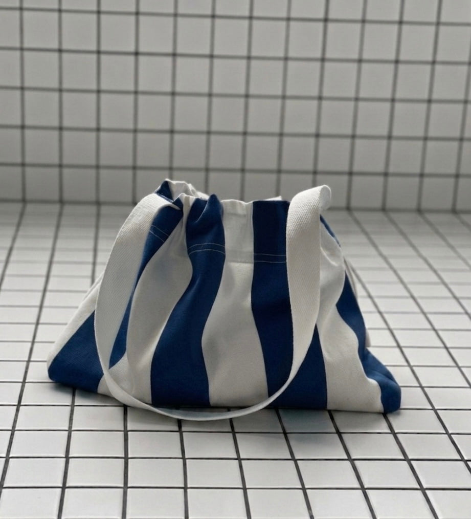 Sac tendance en toile 100% coton rayé bleu marine et blanc s'appelle DEAUVILLE fait main à Paris par LAMANIAK