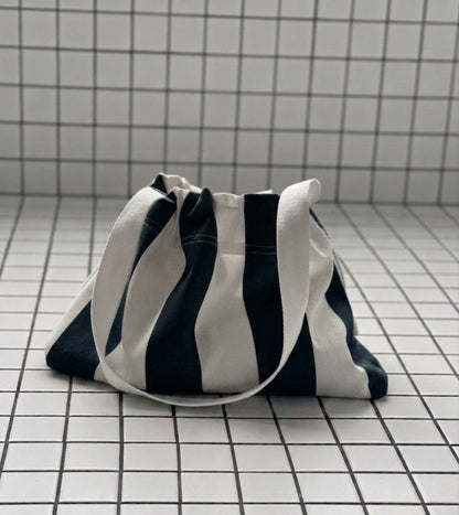 Le sac en toile 100% coton rayé noir et blanc fait main à Paris par LAMANIAK