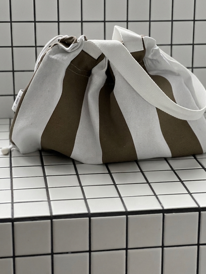 Le sac rayé taupe et blanc fabriqué en France par LAMANIAK Paris