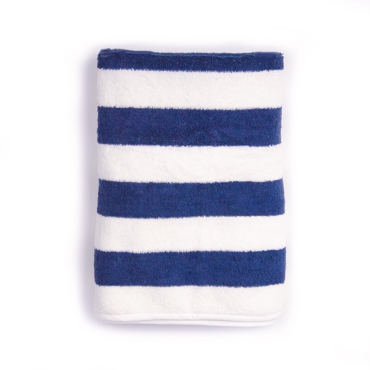 La serviette intemporelle de LAMANIAK inspirée de DEAUVILLE avec ses rayures bleu marine et blanche fabriquée en 100% coton en FRANCE 