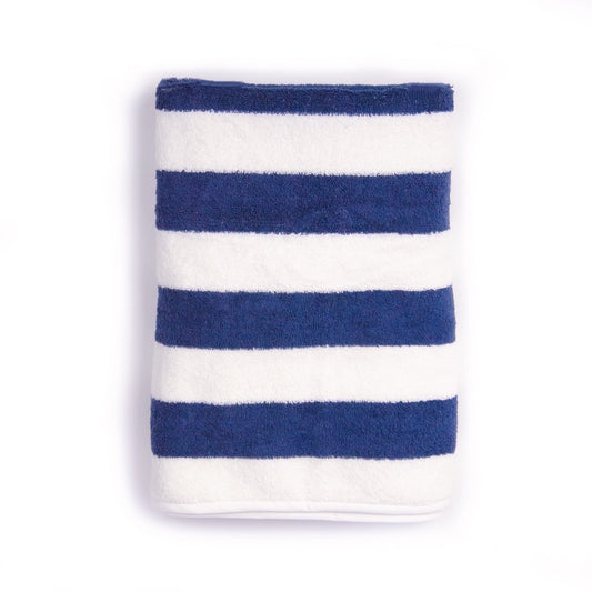 La serviette intemporelle de LAMANIAK inspirée de DEAUVILLE avec ses rayures bleu marine et blanche fabriquée en 100% coton en FRANCE 